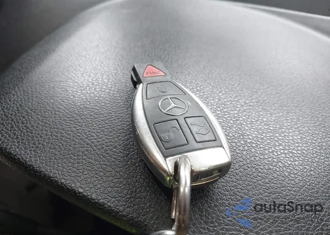 2011 Mercedes-Benz C 300 Luxury 4Matic/Sport 4Matic из США, поврежденный, VIN WDDGF8BB1BR165117